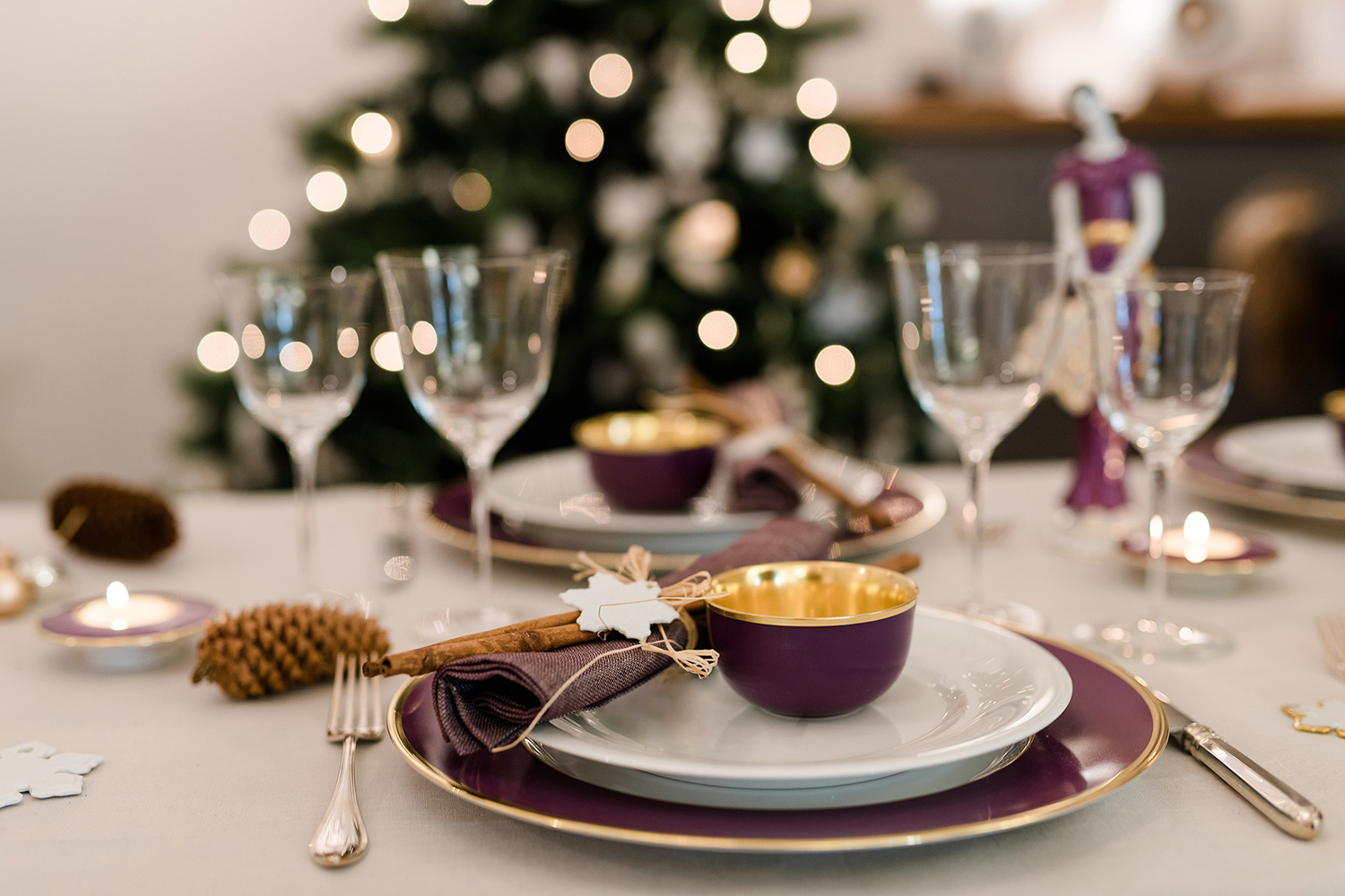Декор стола и особый сервиз – по случаю Рождества