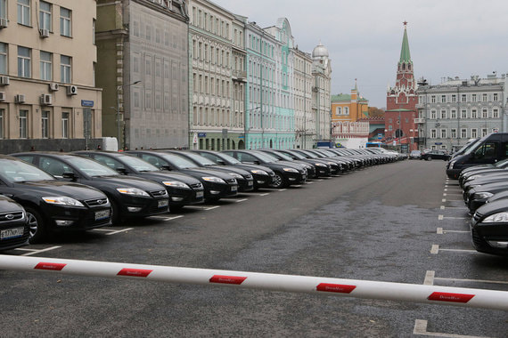 Власти Москвы почти в два раза подняли тарифы на парковку в центре города