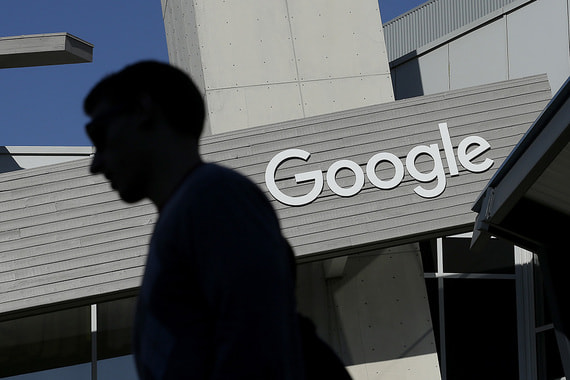 Субботин объясняет, что Роскомнадзор добивается, чтобы Google фильтровал запрещенный в России контент