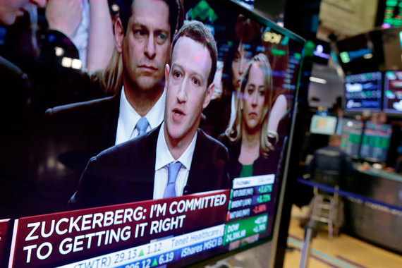 Facebook (на фото основатель социальной сети Марк Цукерберг) и другие технологические гиганты могли рассказать не всю правду о вмешательстве России в выборы в США