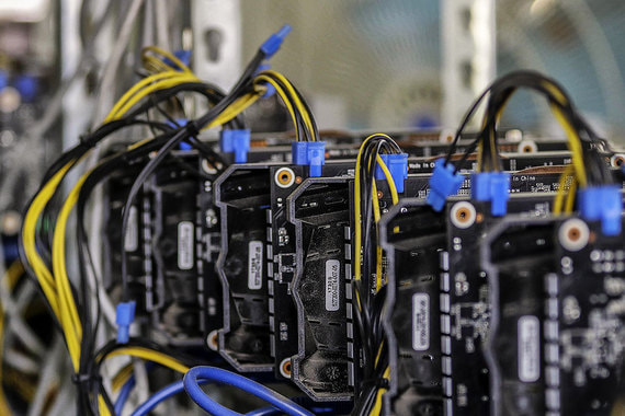 Майнеры создают новые биткойны путем сложных компьютерных вычислений