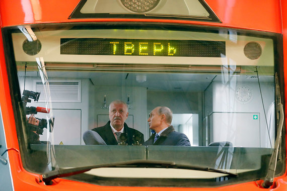 Среди них – электропоезд «Иволга». Путина сопровождал генеральный директор Тверского вагоностроительного завода Андрей Соловей (слева)