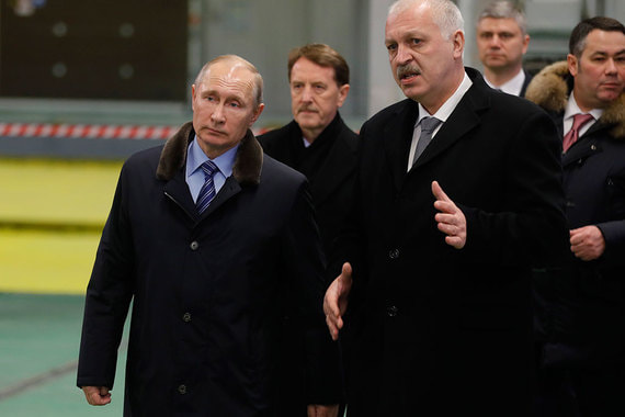 Путин пообещал назначить гендиректора Тверского  вагоностроительного завода Андрея Соловья (справа на переднем плане) своим доверенным лицом на выборах президента в 2018 г.