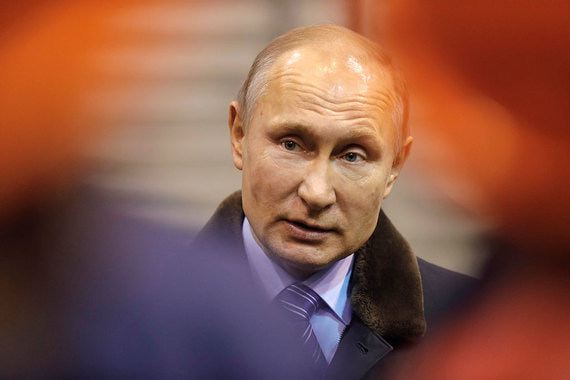 Путин также пообщался с рабочими завода. Он объявил, что минимальный размер оплаты труда в России будет доведен до прожиточного   минимума с 1 мая 2018 г. — на полгода раньше, чем ранее планировали   власти