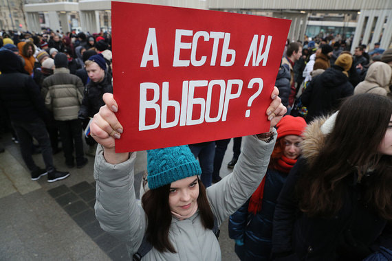Углубление конфликта между властью и обществомТенденция к технократизации управления регионами приводит к появлению губернаторов, хорошо владеющих «матчастью», но не умеющих микшировать протесты, поводов для которых становится все больше. На фоне роста антиэлитных настроений и этических претензий к чиновникам это обернется новыми всплесками недовольства и сильно ударит по и без того низкой степени взаимного доверия общества и государства