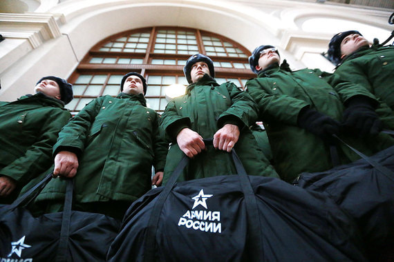 Законопроект сохраняет действующий способ вручения повесток - в руки под роспись, и вводит новый способ вручения повесток - отправку по почте заказным письмом с уведомлением о вручении по месту жительства призывника