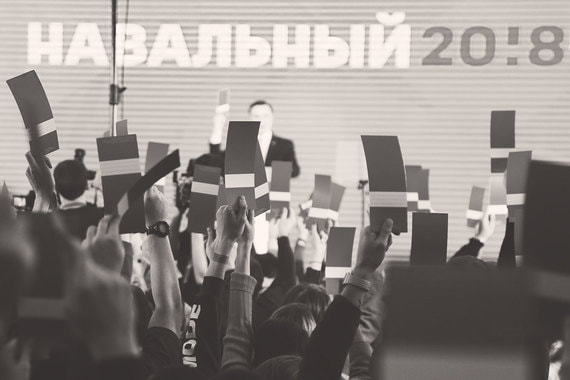 Отсутствие в кампании главного оппозиционного кандидата оставляет открытым вопрос, что делать 18 марта тем, кого состав избирательного бюллетеня не устраивает