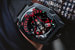 Мартин Фрай и Феликс Баумгартнер, основатели марки Urwerk, привезли новую версию часов UR-210 — модель «Черная платина» с ретроградной стрелкой и указателем запаса хода на часовой отметке. Если часы показывают, что подача энергии недостаточна, то регулятор подзавода (расположенный на обратной стороне часов) можно установить на отметку «Полный режим». И тогда ротор преобразует любое движение руки в энергию