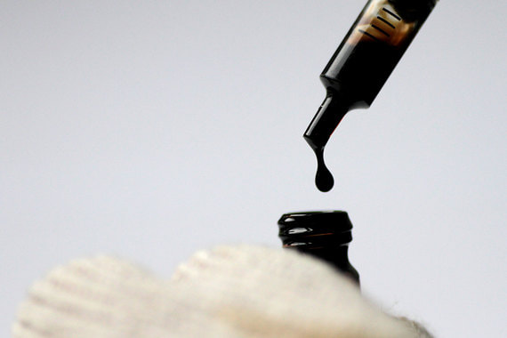 Спенсер Дейл, главный экономист нефтегазовой компании BP, и Бассам
Фаттух, директор Oxford Institute for Energy Studies, сопоставили
несколько прогнозов спроса на нефть – Международного энергетического
агентства, ОПЕК, самой BP, а также Wood Mac и др. – и пришли к выводу,
что к 2040-2050 гг. продажи нефти начнут падать