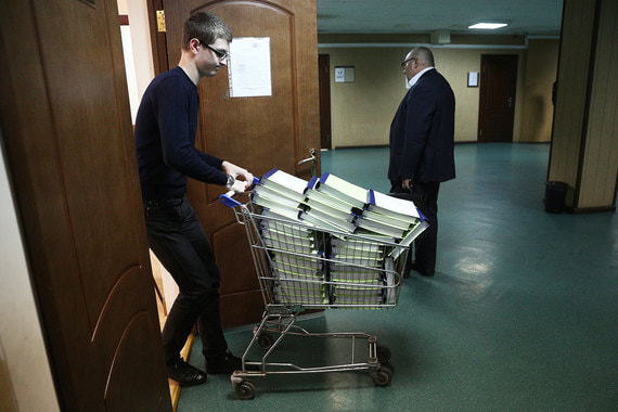 Идея обязать участников процесса самостоятельно следить за движением дела не учитывает частых сбоев в работе судебных информационных ресурсов