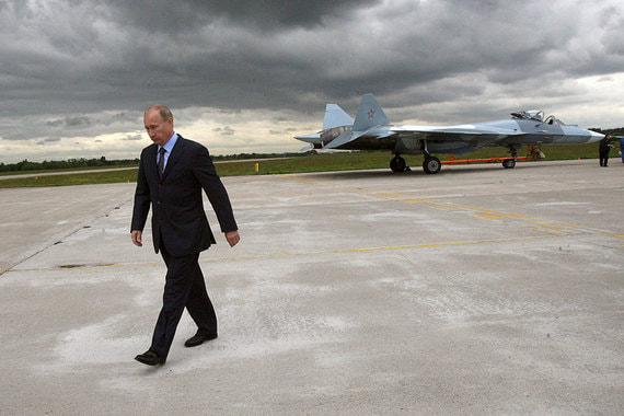 Владимир Путин у истребителя Су-57