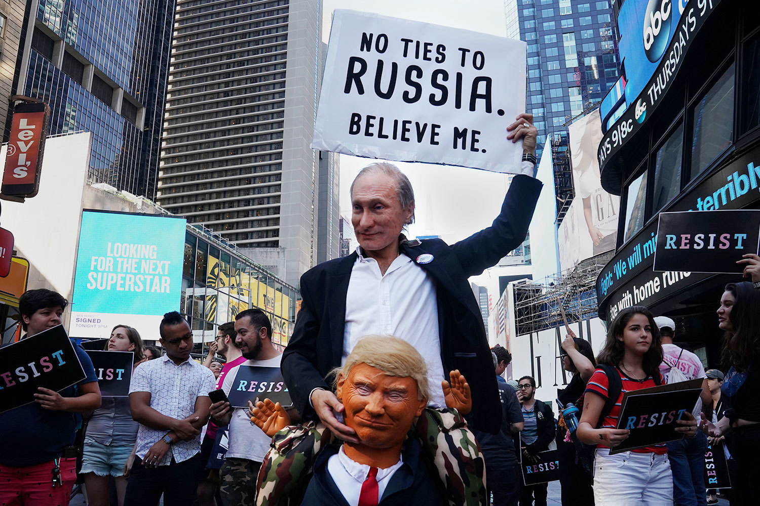 Смотреть - Все уже устали от США: В России предложили Трампу оставить мир в покое видео Посмотрите - Все уже устали от США: В России предложили Трампу оставить мир в покое видео