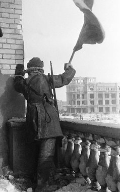 2 февраля 1943 г. завершилась Сталинградская битва – одно из важнейших сражений во время Великой Отечественной войны. На фото: флаг победы над Сталинградом, видно здание универмага, в подвале которого находился штаб фельдмаршала Паулюса