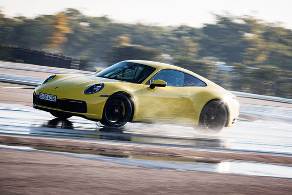 Мощное заднеприводное купе Porsche 911 Carrera S оставалось на траектории, даже входя в 100-градусные повороты на скорости 50–60 км/ч