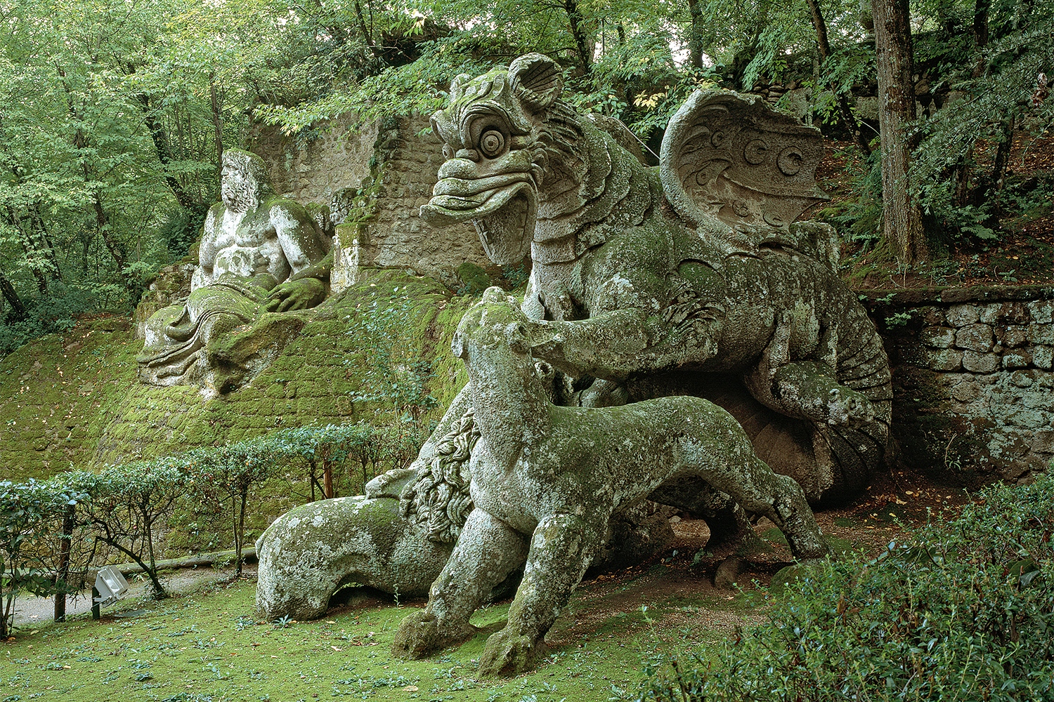 Сад чудовищ, построенный в 1585 г. несколько веков простоял заброшенным. Был открыт для публики только в 1954 г.