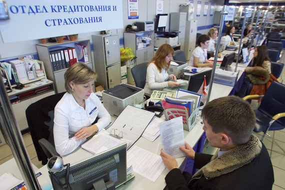 Сейчас при оформлении кредита банки зачастую предлагают заемщикам купить и страховку на случай смерти, болезни и потери работы