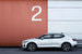 Внешний дизайн Polestar 2, включая светодиодные фары и бескаркасные боковые зеркала, напоминает концепт Volvo 40.2, который в 2016 г разработал главный дизайнер компании Томас Ингенлат, который сейчас гендиректор Polestar