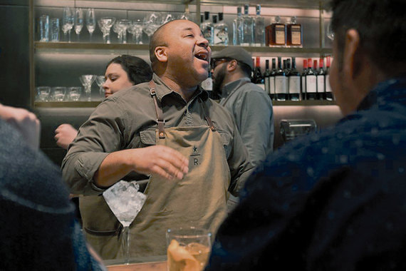 В Starbucks Reserve Bar бариста превращает приготовление кофе в театральное представление