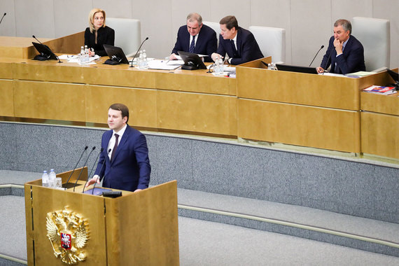 Спикер Госдумы Вячеслав Володин (справа на фото) на пленарном заседании Госдумы. На первом плане – министр экономического развития Максим Орешкин