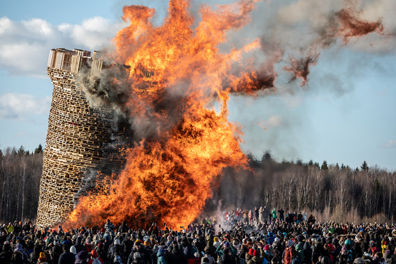 В арт-парке Никола-Ленивец отметили Масленицу сожжением Бастилии