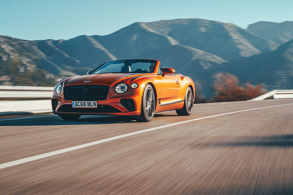 Кабриолету Bentley Continental GTC достались эффектные пропорции купе Continental GT третьего поколения, на базе которого он сделан