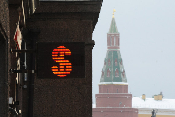 Доллар же в пятницу дешевел к большинству мировых валют из-за публикации слабой статистики