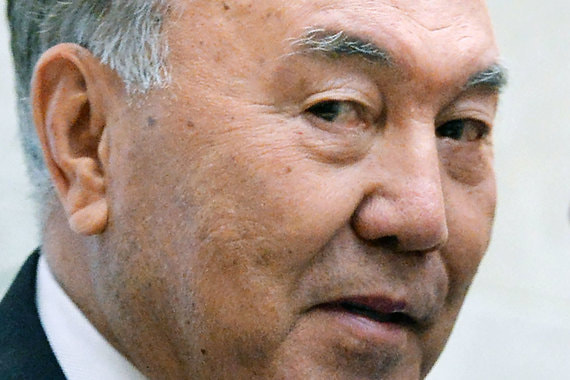 Ушедший в отставку Назарбаев удержит бразды правления Казахстаном