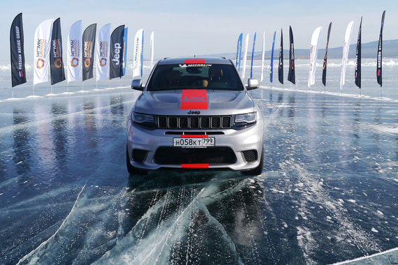 Максимальная скорость Jeep Grand Cherokee Trackhawk – 290 км/ч, но на зеркально-чистом льду меняется и разгон, и поведение машины, а торможение с такой скорости может измеряться не метрами, а километрами