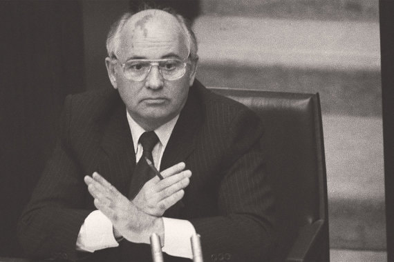 История с демократизацией 1989 г. показывает нам, что если популярный в недавнем прошлом авторитарный лидер быстро теряет поддержку народа, то оказывается перед угрозой государственного переворота