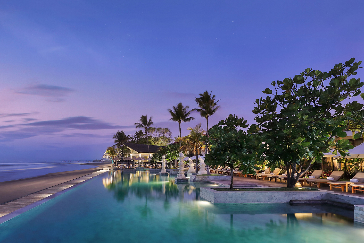 Пляжная зона при отеле The Seminyak Beach Hotel & Spa