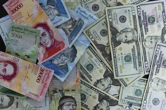Доллары стали основным средством платежа в Венесуэле