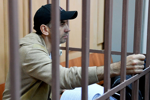 Абызов в ходе заседания заявил, что не признает вины, преступления не совершал, но готов сотрудничать со следствием