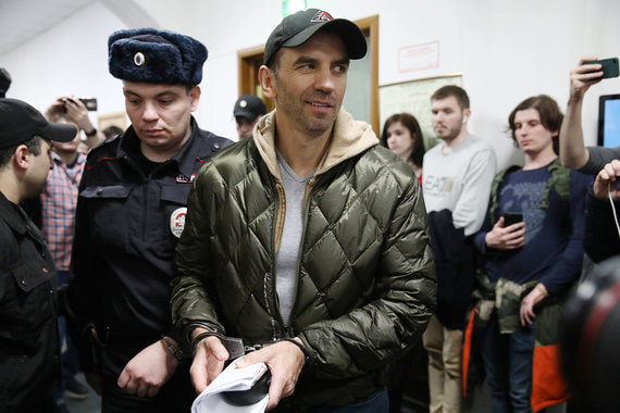 Михаил Абызов (в центре) не смог доказать суду, что не заслуживает ареста