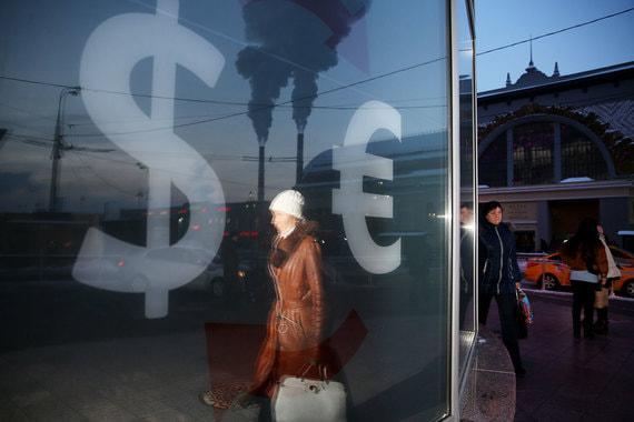 Падение началось после того, как агентство Bloomberg сообщило о подготовке новых антироссийских санкций США