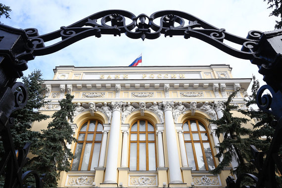 Дать возможность физлицу вне зависимости от того, где он работает, получать зарплату в банк, который он хочет, это абсолютно правильно и справедливо, подчеркнула первый зампред ЦБ Ольга Скоробогатова