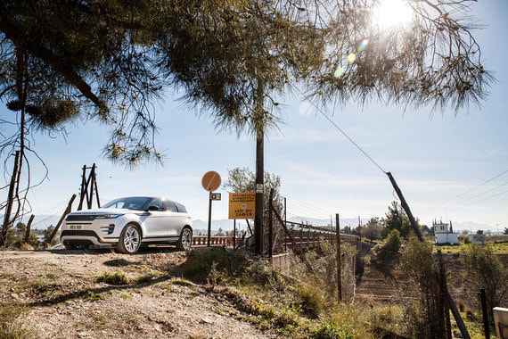 Когда мы переезжали на Range Rover Evoque Коринфский канал по старому железнодорожному мосту с проходящей по нему узкоколейкой, нам очень помогла функция «прозрачный капот»