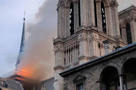 В Соборе Парижской Богоматери начался пожар