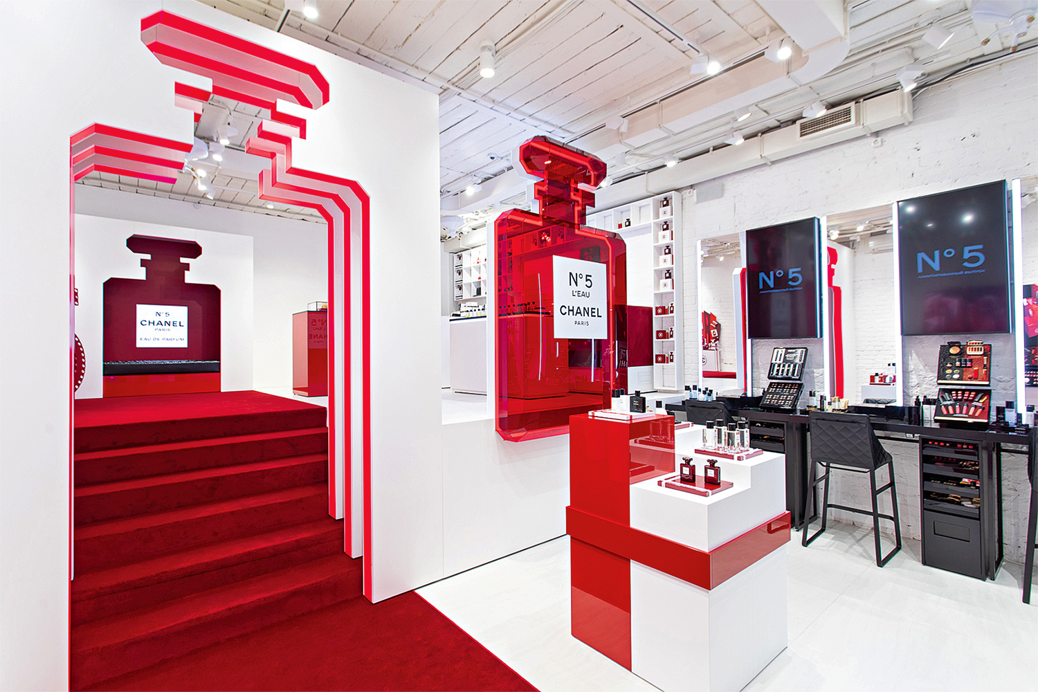 Эфемерные бутики Chanel – это всегда не только новинки, но и разнообразные развлечения