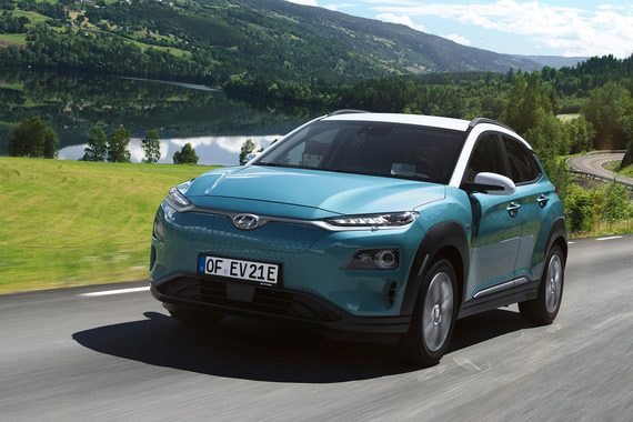 В субкомпактном кроссовере Hyundai Kona Electric размещенные в полу аккумуляторные батареи весят 450 кг – они существенно снижают центр тяжести и делают его более устойчивым в поворотах