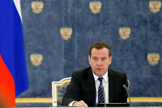 Согласно распоряжению Медведева, Россия полностью запретила экспорт на Украину сырых нефти и нефтепродуктов, а также битума и некоторых других материалов