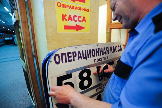 Необходимость ужесточить распространение информации о курсах валют ЦБ объяснял борьбой с незаконными обменниками, которые активно используют наружную рекламу для привлечения клиентов