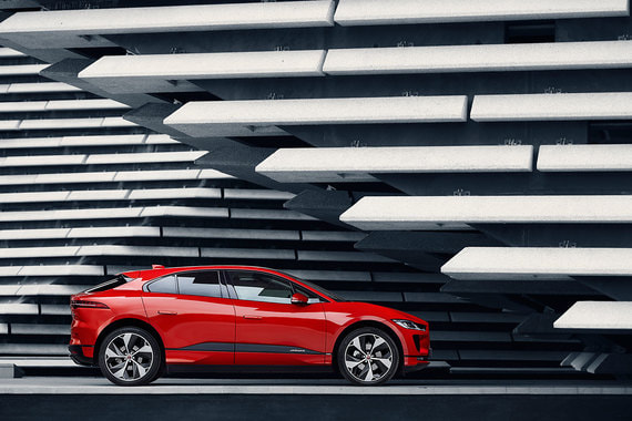 Электрический кроссовер Jaguar I-Pace классно управляется – быстрый, точный и юркий, он подначивает активно маневрировать в потоке, мгновенно разгоняться на короткой дистанции и эффектно входить в повороты, не беспокоясь о сносе или заносе