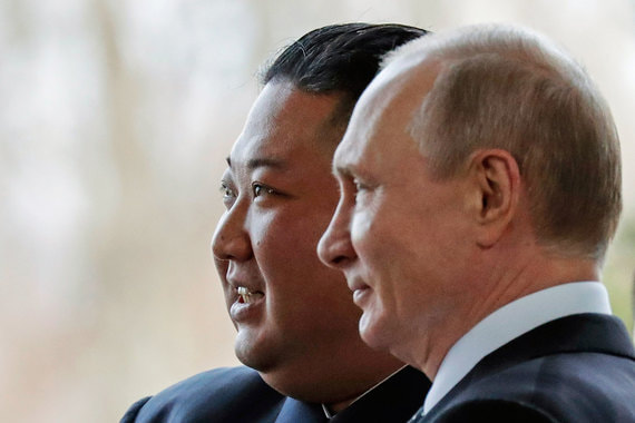 Лидер КНДР Ким Чен Ын и президент России Владимир Путин (слева направо) во время встречи на территории Дальневосточного федерального университета во Владивостоке