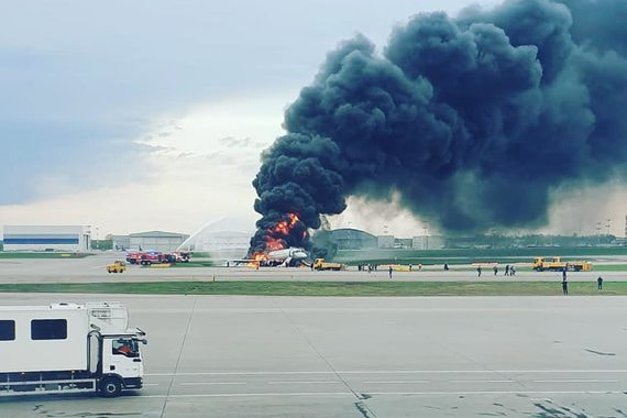 При аварийной посадке в «Шереметьево» загорелся самолет