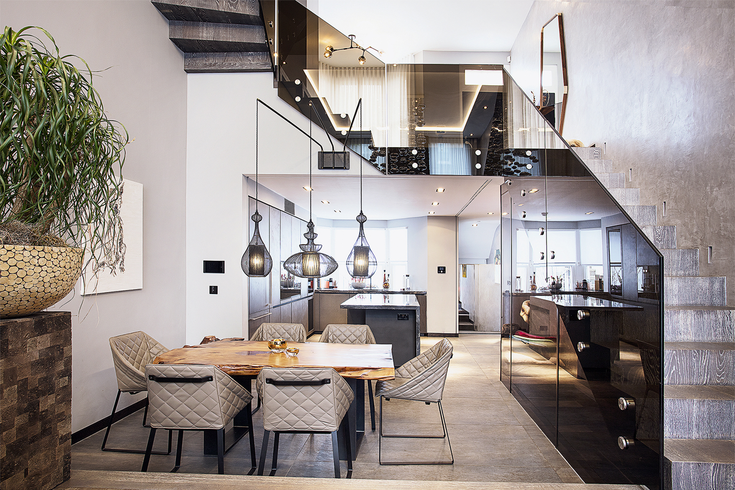 В цокольном этаже лондонского дома Ю. Соловьевой расположились гостиная и кухня