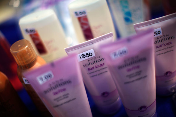 Крупнейшая в мире компания прямых продаж косметики Avon пытается перезапустить бизнес в России