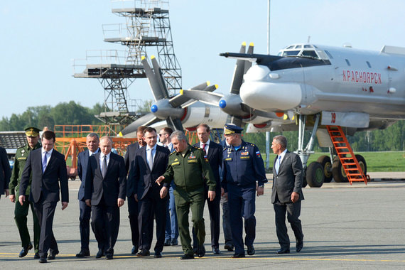 Путин посетил завод по производству стратегических бомбардировщиков