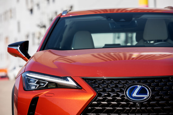 Lexus UX 250h, невероятно привлекательный и необычный, сразу выделяется из потока автомобилей