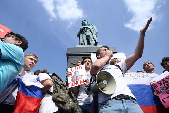 Согласно международным стандартам, отмечается в заключении ИППП, обязанность обеспечить безопасность участников публичных мероприятий лежит на органах власти