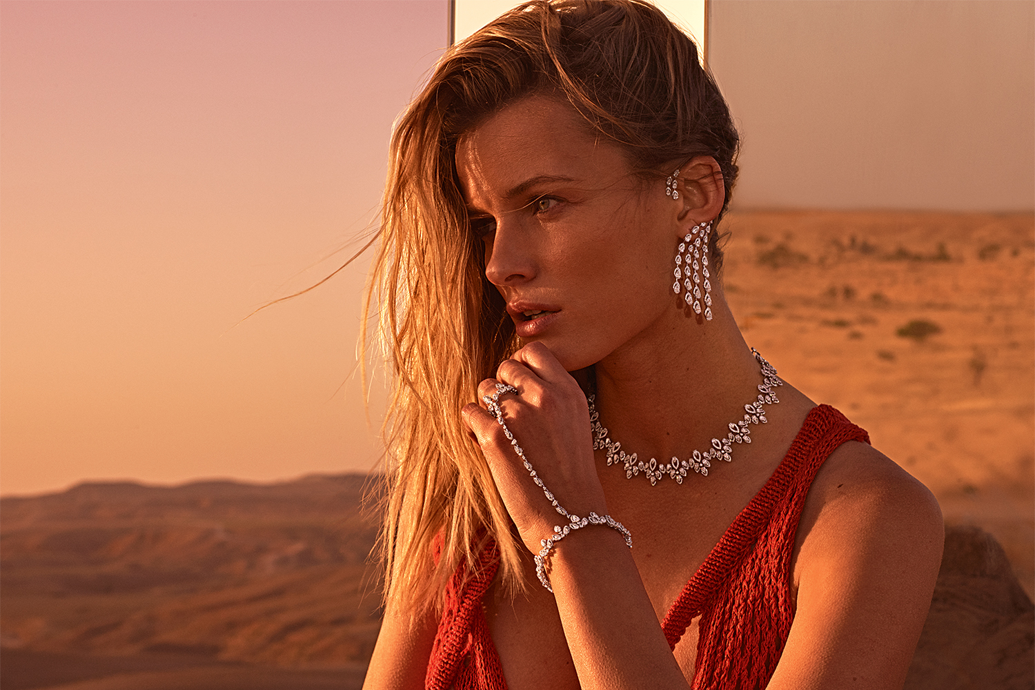 Модель в украшениях Shaman из коллекции Born to Be Wild – благодаря особым техничес­ким приемам бриллианты здесь выглядят крупнее, чем есть на самом деле